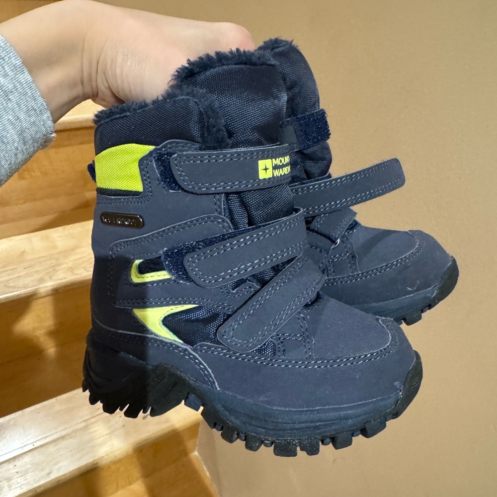 Mountain hardware baby snow boots size 7C